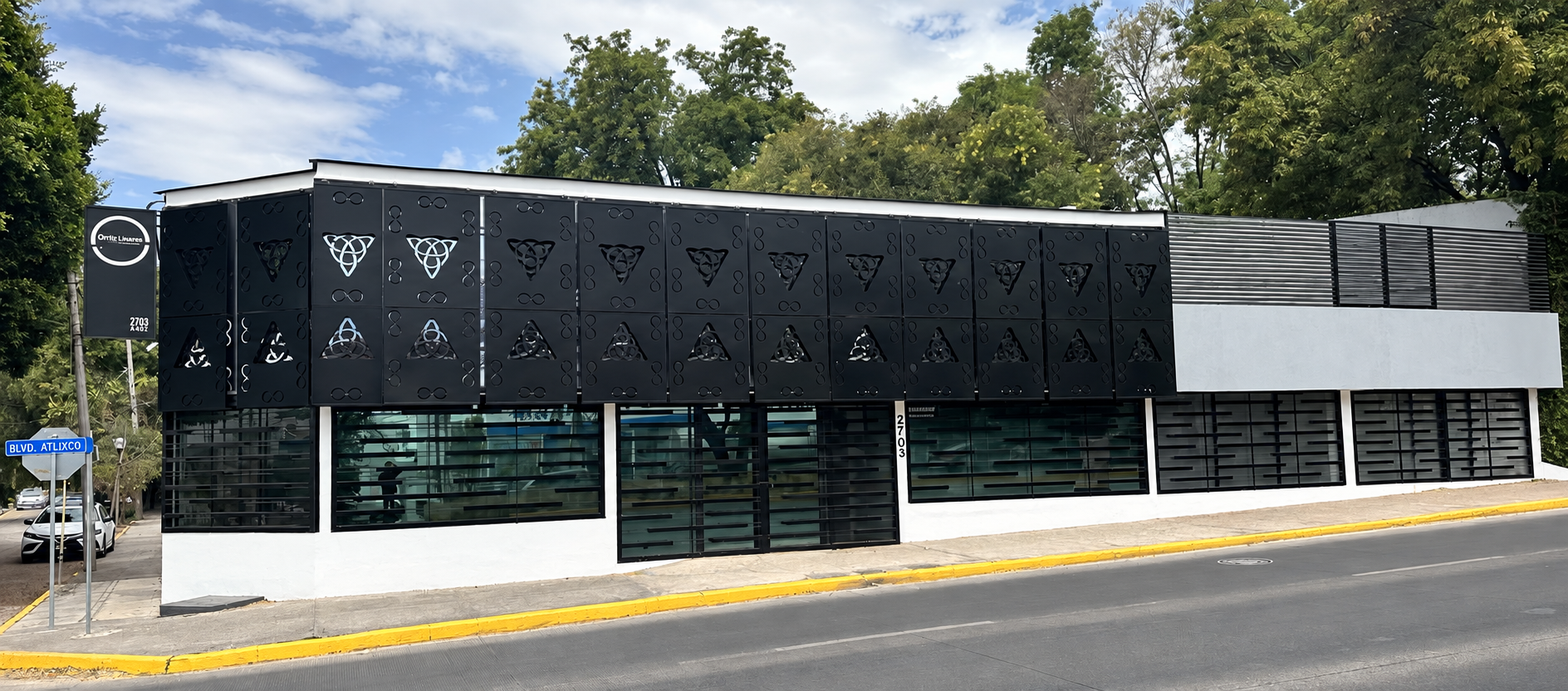 Fachada de las oficinas Ortiz Linares en Puebla, con rótulo institucional visible